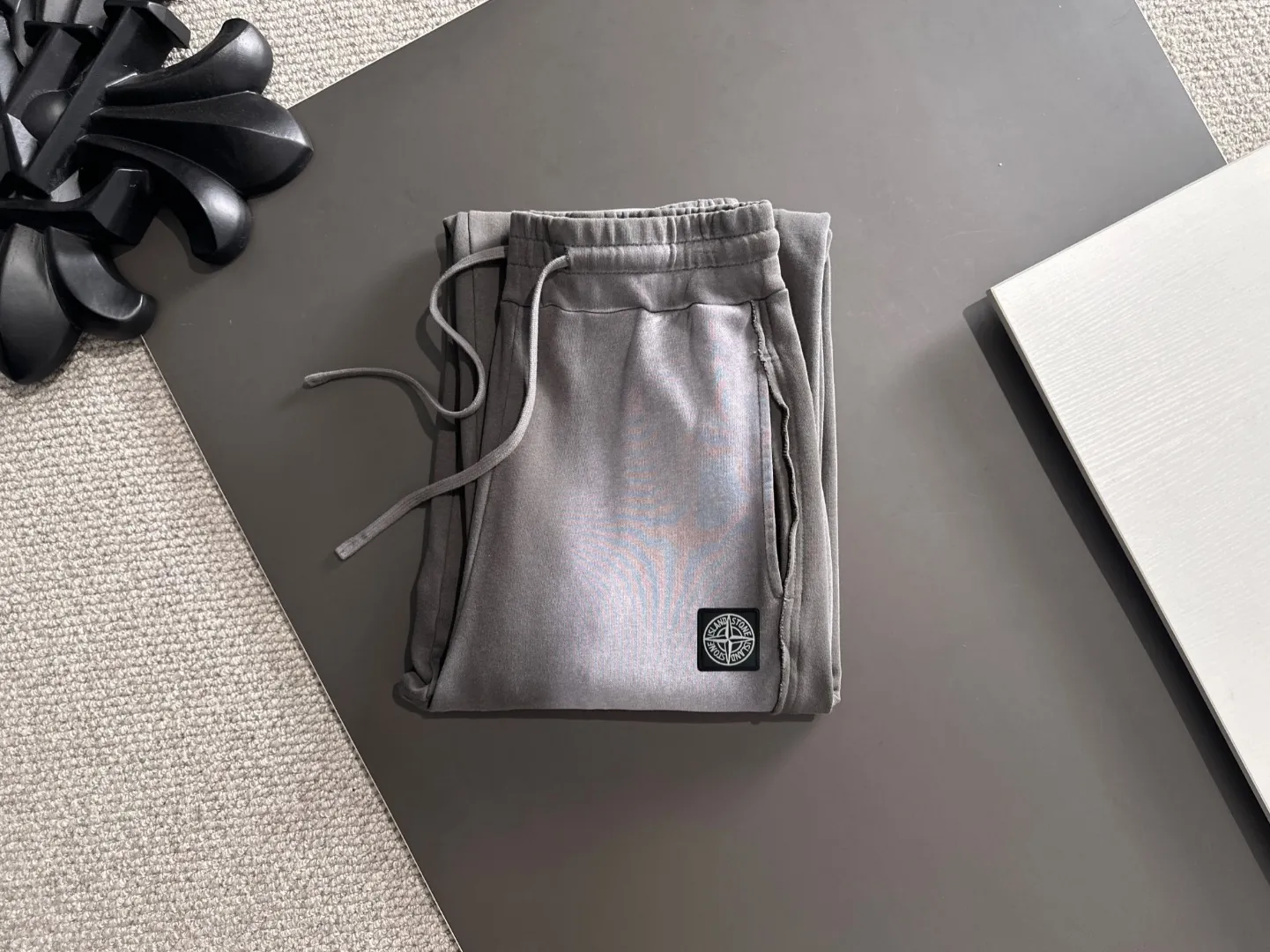 Next day shipment P360 Stone lsland/Stone Island Exclusively launches 25ss autumn and winter new high-quality trousers. Compare real-life details at will. Craftsmanship that ordinary small workshops cannot copy. Top-level ZP development. Unique imported fabric feel. Purely imported German machine production. Precision operation. Ten thousand needle density. A pair of trousers with rich details. You can see the development strength. A full set of new accessories are customized simultaneously. Simple yet elegant. Soft, delicate and comfortable. The upper body is versatile and fashionable. A perfect choice for autumn and winter. A must-have item. Loose fit. Please refer to the size chart when placing an order: S to XL (or state your height and weight when placing an order)